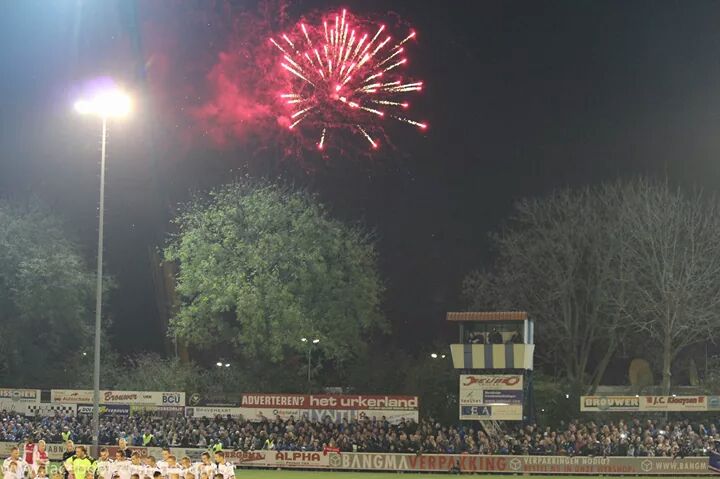 <a href="/vuurwerkshow10/">ZondagavondRitueelUrk</a> VS  @antivuurwerk10 

RT voor wel vuurwerk. 

Dus RT maar. Vuurwerk is mooi