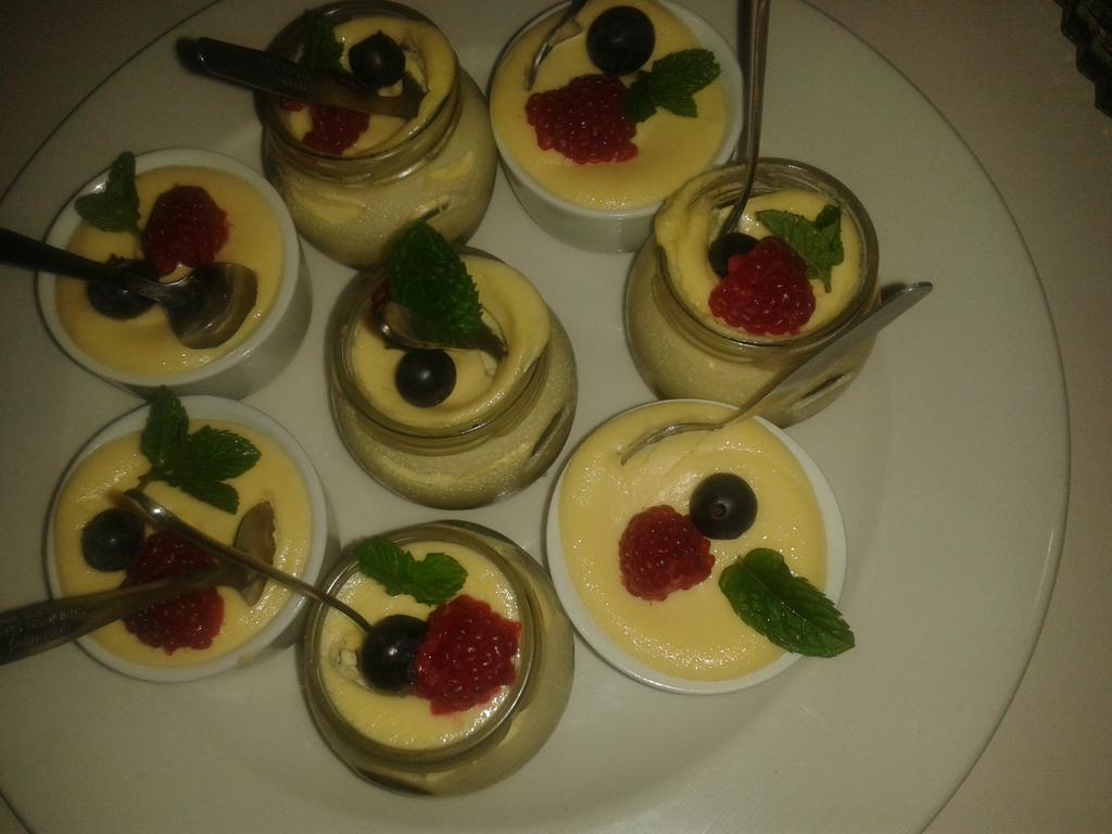 CafeRuby's tweet photo. Dessert @CafeRuby  for function http://t.co/cSSnNlMGtr