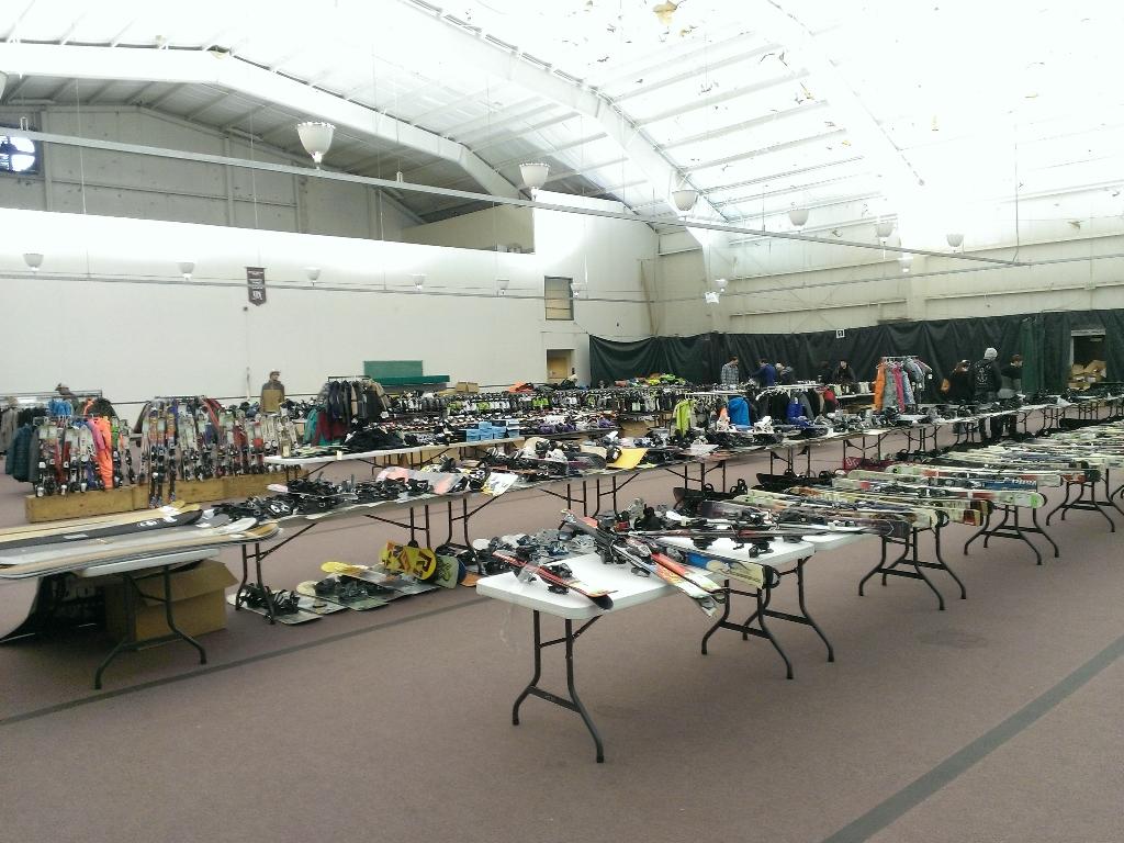 DustysSki's tweet photo. Tons of #ski #snow #gear. @univpugetsound #Skiswap http://t.co/mHaxC7WN6T