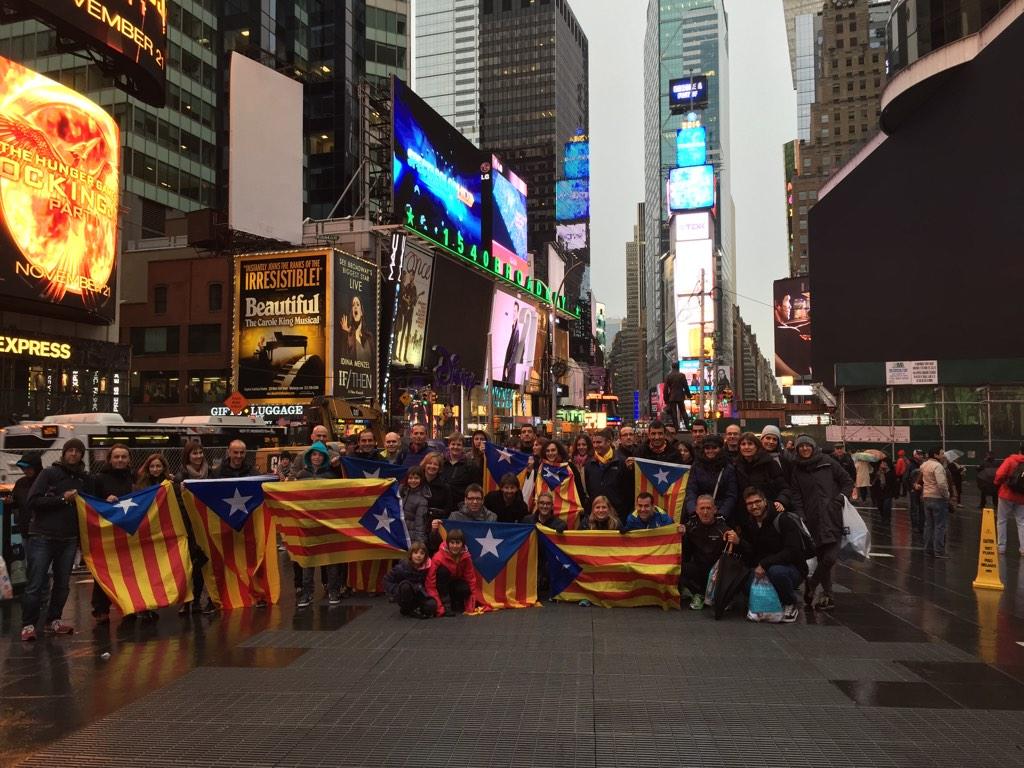 Les estelades prenen Times Square en la recollida de banderes per la cursa de demà. #plujadestelades