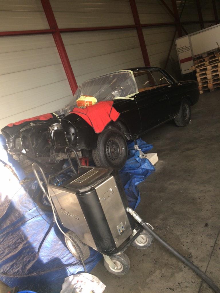iceworkx's tweet image. 'n gepassioneerd classic car liefhebber geholpen. Onderzijde auto bytak verwijderd #droogijsstralen