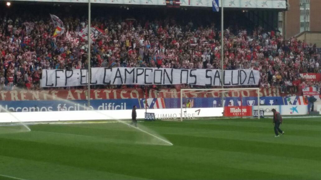 EL_GUIJAR's tweet photo. @LaZonaMixta1 La entendida afición dl @Atleti dictó sentencia tras los #PremiosLFP @Tebasjavier ca..saluda al CAMPEÓN http://t.co/Gphus0GCTJ