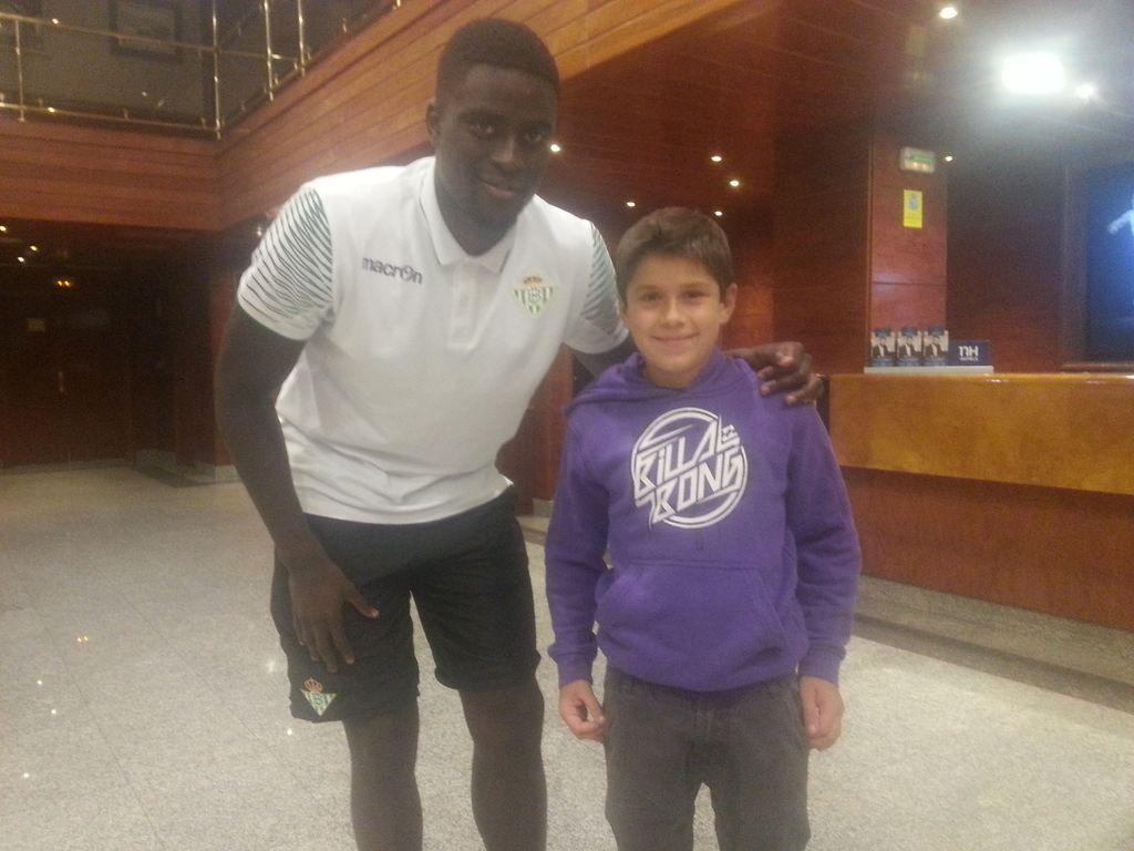 RealBetis's tweet photo. El fútbol unió para siempre a @alfredndiaye e Ibai Cadena. Hoy se reencuentran en Pamplona. http://t.co/JjdEBxZsl0