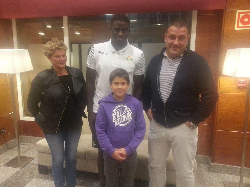 RealBetis's tweet photo. El fútbol unió para siempre a @alfredndiaye e Ibai Cadena. Hoy se reencuentran en Pamplona. http://t.co/JjdEBxZsl0