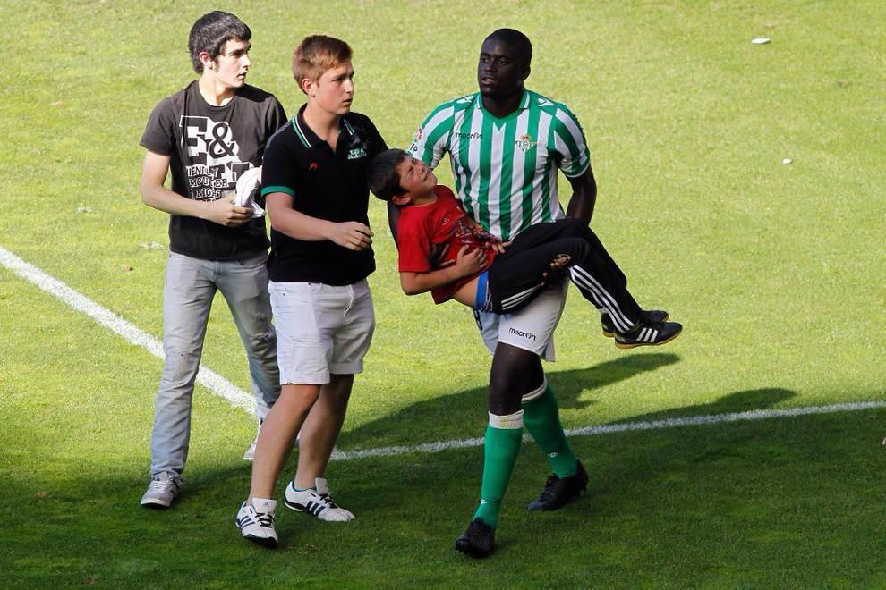 Multi_Deporte's tweet photo. N'Diaye y el niño al que salvó ese día en el campo de Osasuna se han reecontrado. Gran historia. http://t.co/JGFeihhYvY