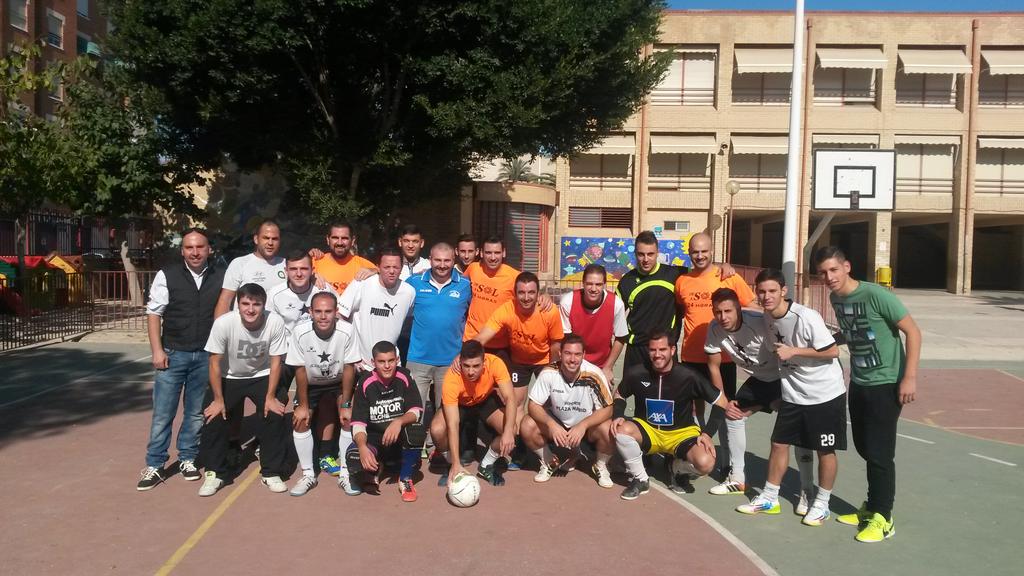 AMotorRAltabix's tweet photo. Buena mañana de futsal con Saka,Sabater... y darle las gracias al @sol24AgoraTroba.Objetivo cumplido :-) http://t.co/GGxGmk7YgI
