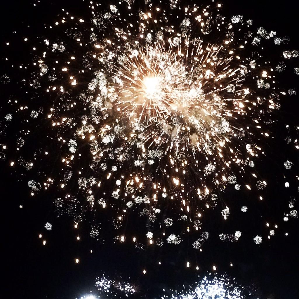 kateharding1989's tweet photo. @DriffieldNews @Driffield_TC @DriffieldShow #driffieldshowground #fireworks #driffield - Amazing display guys. http://t.co/rWYNKfMYix
