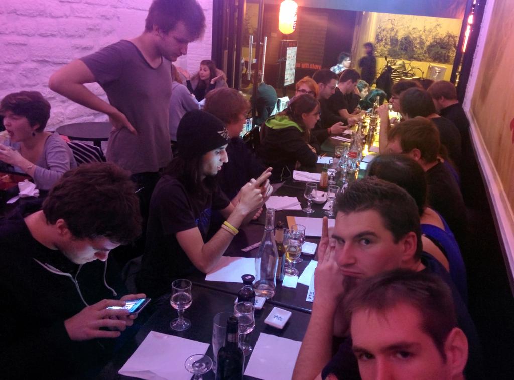 DrNaroom's tweet photo. P'tit dîner avec la #ZrTFamily @ZeratoRSC2 @FollowKrNNN @__Cuicui__ @Dayf56 @Naerilol @MrFinduss @Jirayalecochon etc http://t.co/6SvGLqNGz0