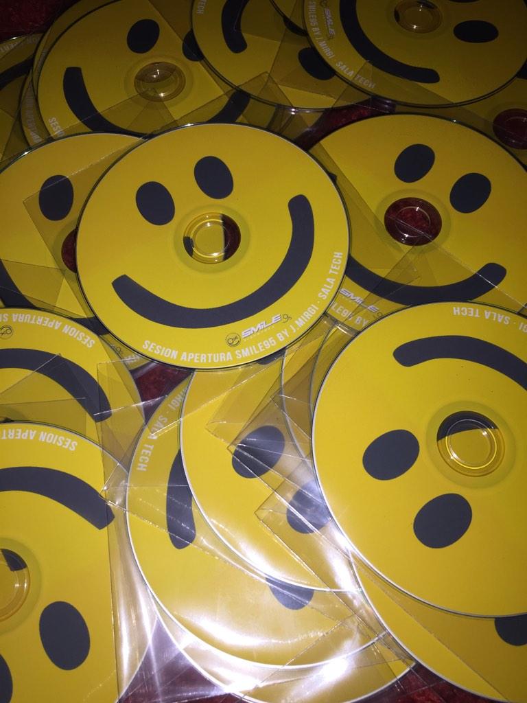 HazTusCds's tweet photo. Ya están los Cds preparados para esta noche @Smile95Disco con la sesión apertura by @MirgiMusic http://t.co/pqZGMHUlJu
