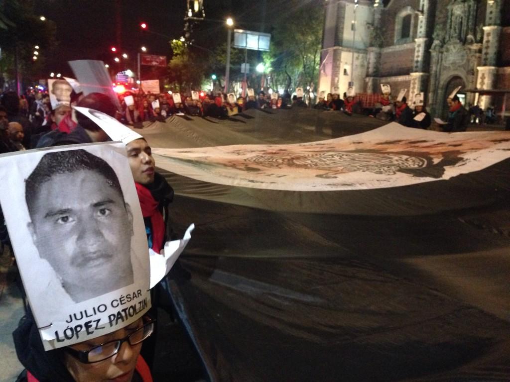 epigmenioibarra's tweet photo. #ArtistasEnResistencia toman la calle,se pronuncian "Vivos se los llevaron;vivos los queremos" #Ayotzinapa￼   RT http://t.co/Ddx3ee2ums