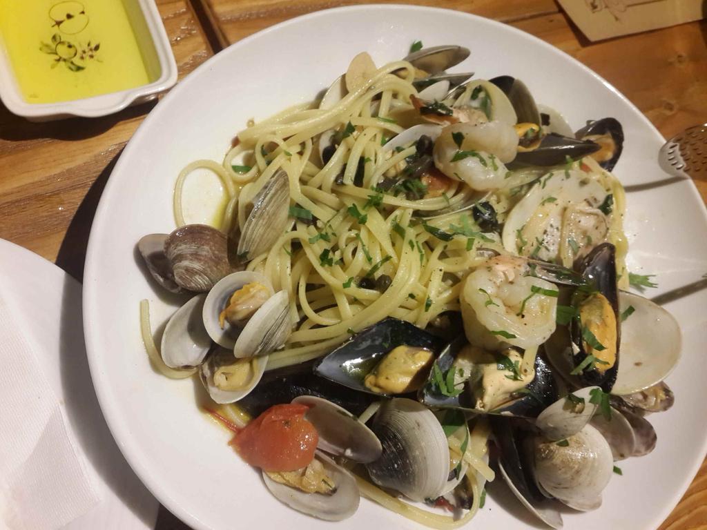 argacci's tweet photo. 간판이 없어 조금 찾기 힘들었던 이태원 만조네. 가락시장 해산물 파스타랑 문어 샐러드 또 먹고싶... 특히 파스타 왠지 일욜 오전에 생각나는 맛. http://t.co/PnvFrc61iC