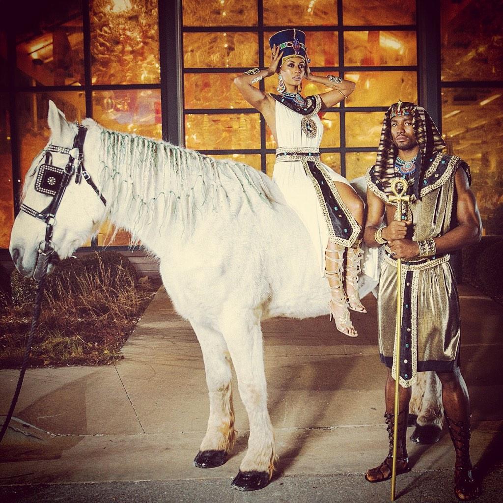 KeriHilson's tweet photo. It's all about the details 👌😉 and @envyatl does it AGAIN!! Thx Eileen &amp; John Howell for the horse.
@LeninGlass photos http://t.co/yXU4kmRczd