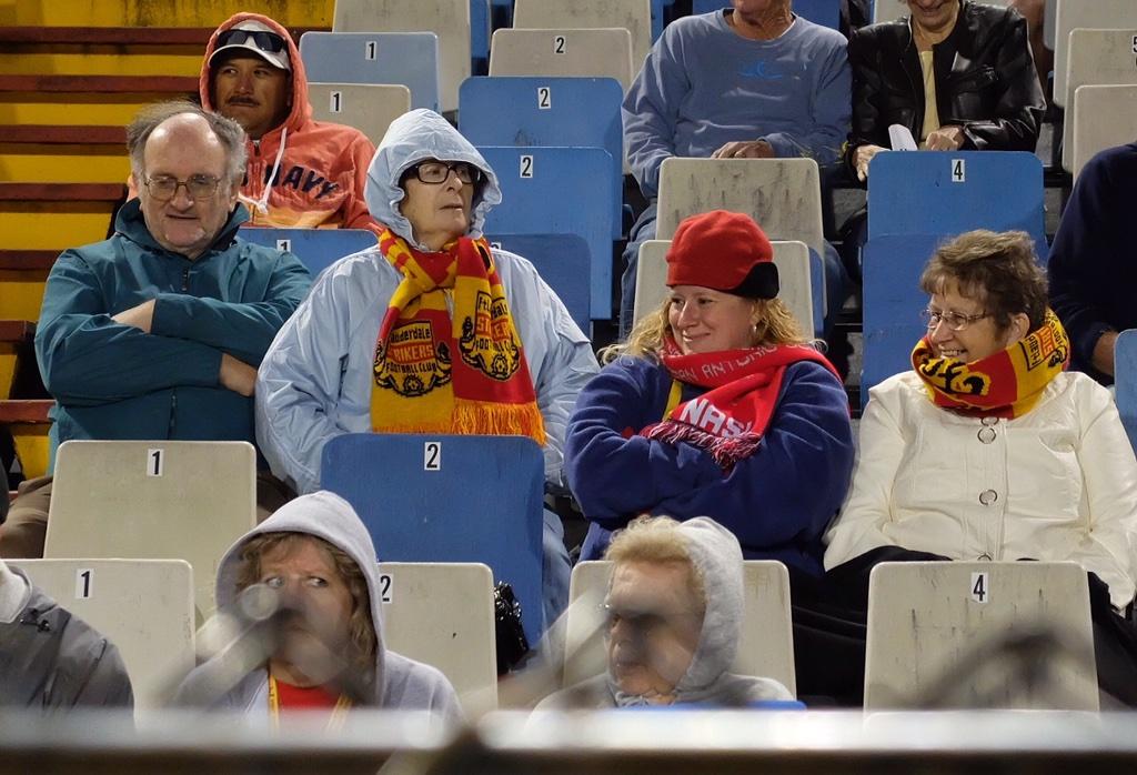 PhotoSSentinel's tweet photo. Chilly night at Lockhart as @FTLStrikers take on Ottawa Fury FC #NASLLive #naslpics @Photero #FTLvOTT http://t.co/BwAFHHKSDR