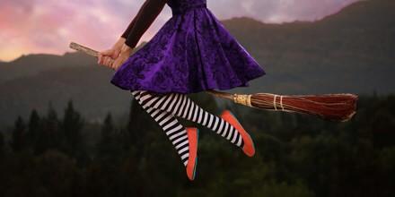 tieks's tweet image. Flying by with a sweet surprise! RT for a chance to win a treat ;) Winner announced Monday 12pm PST #TrickorTweet