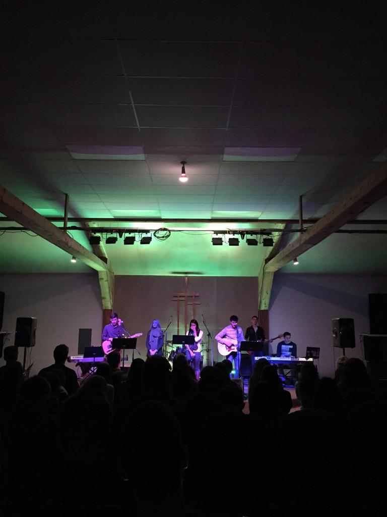 Seven38Min's tweet photo. The Spirit is heavy in this room with a full room of high schoolers and college students worshiping authentically http://t.co/LO1Iz2Mkcz