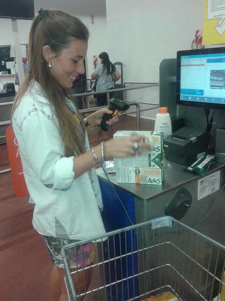 AntoPedroso's tweet photo. "@sil___: Ella y la tecnología jajaja @AntoPedroso http://t.co/NcIGBvyuqe"jajajaja hdp