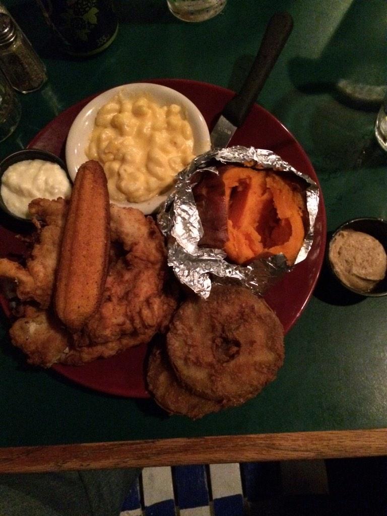 rc6890's tweet photo. I literally need 80 mg of Lipitor #MRM #SouthernFood #EverythingIsFried #MyHeartHurts http://t.co/yqEWYeeicA