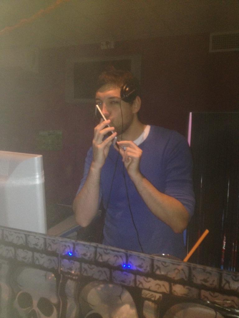 isiton85's tweet photo. Nuestro Dj esta besando un trozo de plastico @sunamiland @Galuctico #iphonemuchomejor #dejatelosplastiquetes http://t.co/rsYWaE6MIx