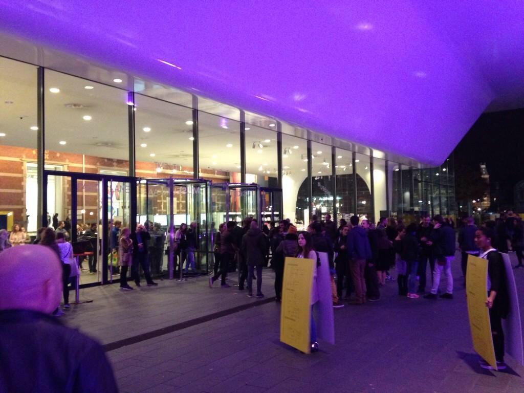 KarinvanGilst's tweet image. @Stedelijk heel coole #Museumnacht met relaxte sfeer, goeie muziek, #Moodapp en nu al bijna 6500 bezoekers