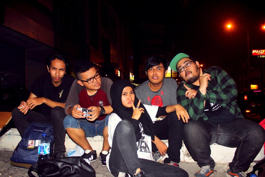 banana_attack's tweet photo. After the show,@hanimonsterr @yogaaasaurus @zaiiyattack @ichadcards @KevinBukhari @herlisurahman http://t.co/AZaYXwxSyu