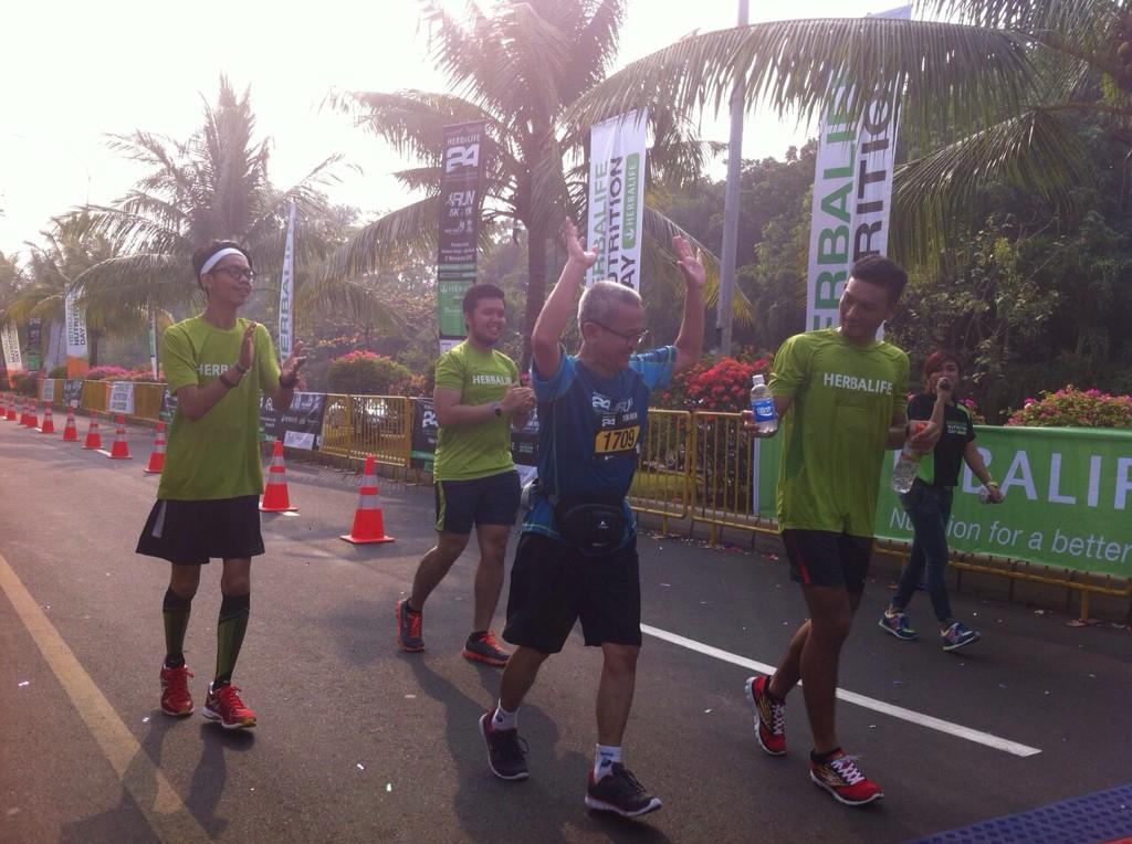 ancoltmnimpian's tweet photo. "Bapak Zaenal, salah satu 10k Finisher yang berusia 59 tahun, luar biasaaaa!" #H24run #ancol #herbalife #run http://t.co/LWKck1PNq9