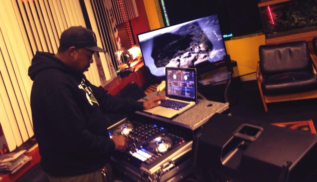 WHATZHOTANDNOT's tweet image. #ProfilesII The Best Barber Shop in ChiTown #KnowThis #WhatzHot WGCI's Leon Rogers Spinning for the FAM!!