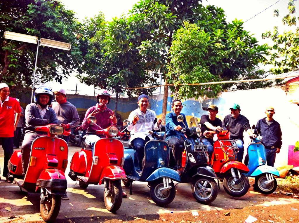 Fadli_Gtu's tweet photo. @VespaAddict @Vespa_IND @vespa abis Arak2an santunan Anak Yatim http://t.co/WxRxsAkuOc