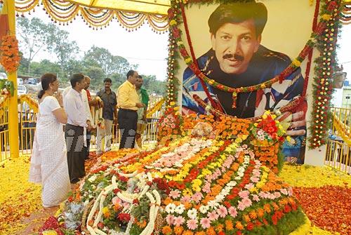 DrVishnuDada's tweet photo. @CMofKarnataka @PMOIndia  #WeSupportVishnuMemorial
#WeWantVishnuMemorial
Come india Lets join @SahasasimhaFans http://t.co/SX00uFuf8U