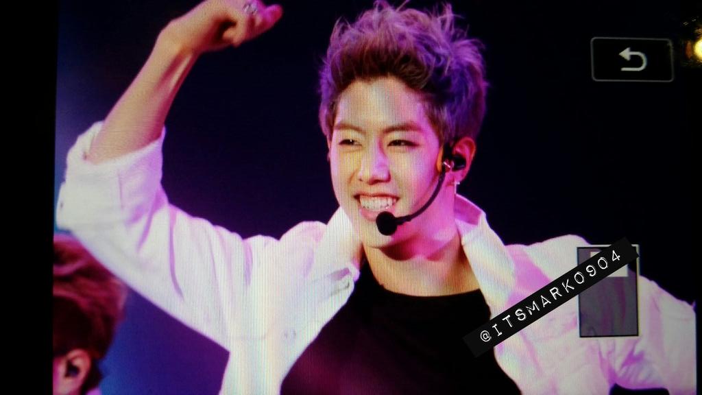 itsmark0904's tweet photo. [PRE] 141109 롯데패밀리콘 #Mark #마크 #GOT7 (@mtuan93) :: 귀여워귀여워귀여워 ㅜ0ㅜ 💛💜💞 http://t.co/i9nfkCQaUN