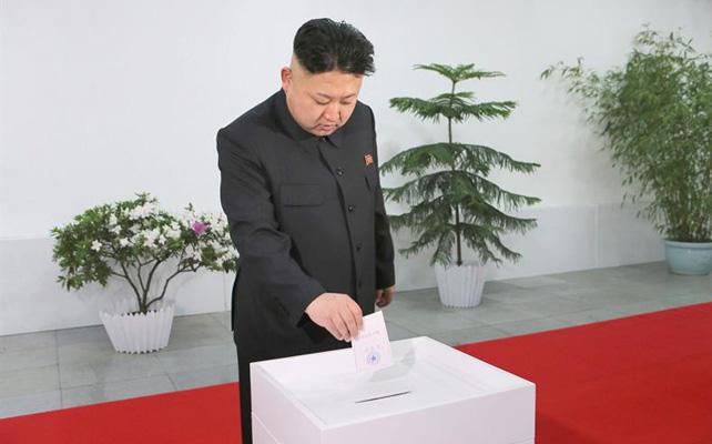 estelatsestr's tweet photo. Momento en el que Kim Jong-il ha votado en el local habilitado en Corea del Norte. #OmplimLesUrnes #jojahevotat http://t.co/G21xZrKG9K