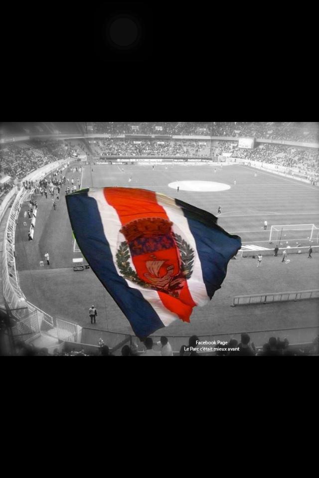 TontonJo95's tweet photo. On defend nos couleurs. En rouge et en bleu, dans la gloire ou le malheur !! #LibertePourLesUltras #LPCMA #TeamPSG http://t.co/0AaR64Z6II
