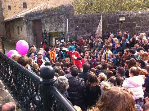 hirual's tweet photo. #Putzuzulo kalean, Zarauztik irri bat era animoak Kataluniara #A9Katalunia #9N http://t.co/WllnSnEuKV