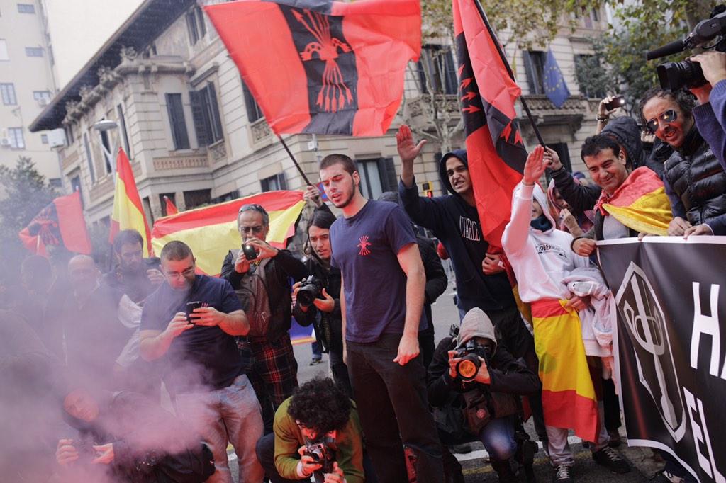 miravent's tweet photo. Fascist in Barcelona against #Catalanindy burn Cat flag and sing nostalgic song #shame @jordiborras #AlertaFatxes http://t.co/HRZnYeTx9C"