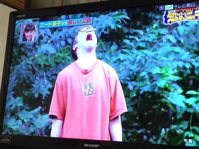 動画 ニート咆哮 息子にブチ切れした父親がゲームを芝刈り機で粉砕