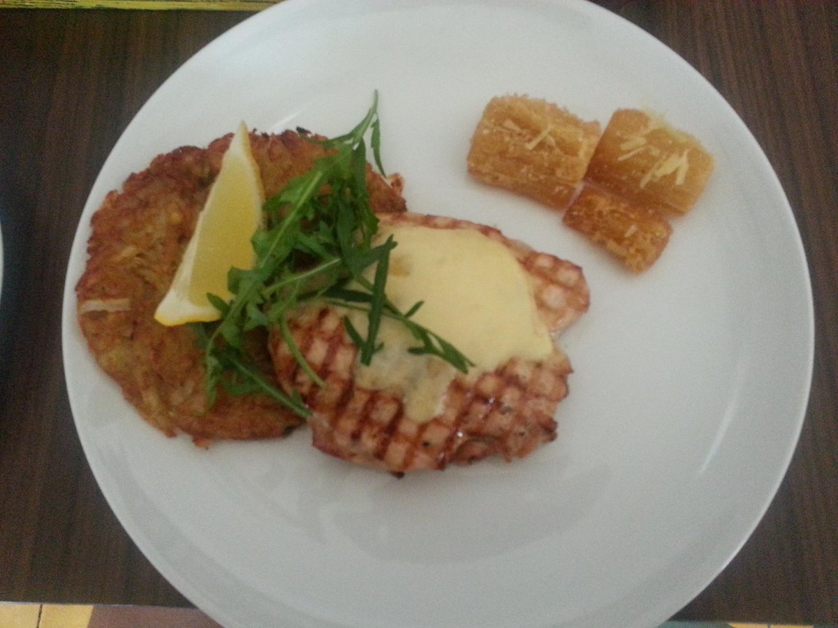 ai_christ's tweet photo. Melted chicken rosti and cassava with truffle oil @missbee http://t.co/1ZT4ZBRKIG