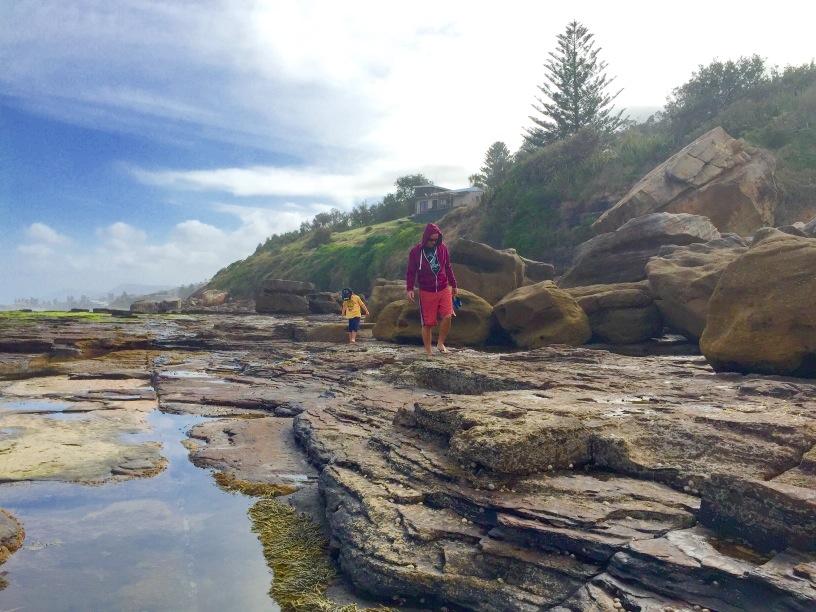Winesmith6's tweet photo. Checking out Coledale rock shelf with my boys.#simplethings#liveinparadise http://t.co/3PhlN02CJ1