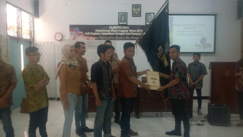 _BESIKs's tweet photo. Selamat ats trpilihnya TEGUH WIYANTO mnjd ketua BESIK's periode 2014-2015 smoga besiks kedepannya bs mnjd lbh dinamis http://t.co/iiJUiziOyO