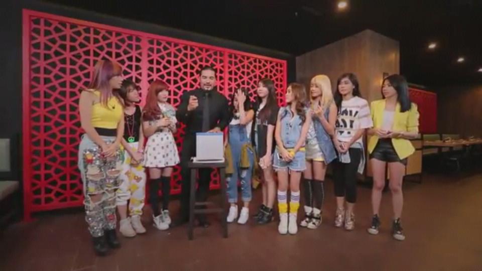 "<a href="/NETlintasimaji/">LINTAS IMAJI ROMY R.</a>: Kira2 <a href="/Cherrybelleindo/">Cherrybelle Indonesia</a> disuruh ngapain yah dengan kotak itu? Nanti malam jam 22.00 :D "