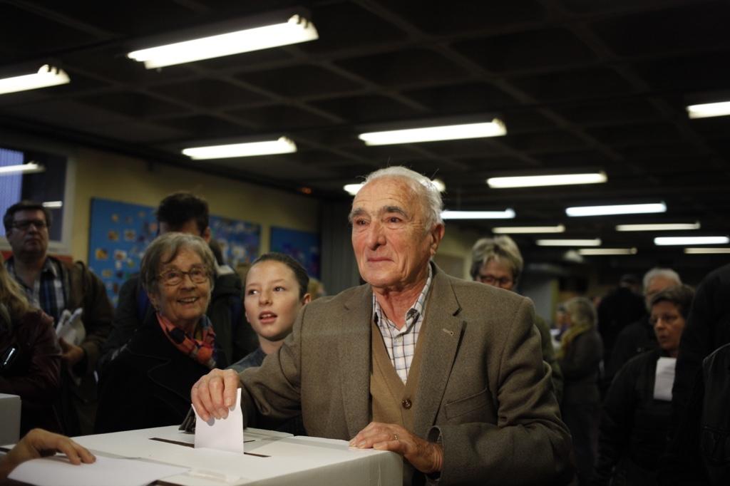 Emocionant imatge de @CeliaAtset d'un home votant ara.cat/fotografies/im…