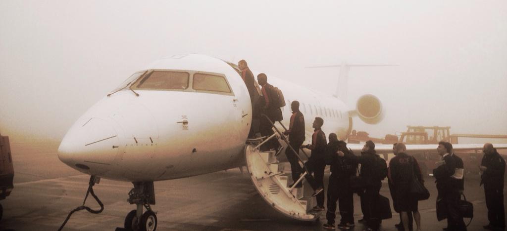 Goazen @GranadaCdeF, salimos hacia Granada con mucha niebla en el aeropuerto de Vigo