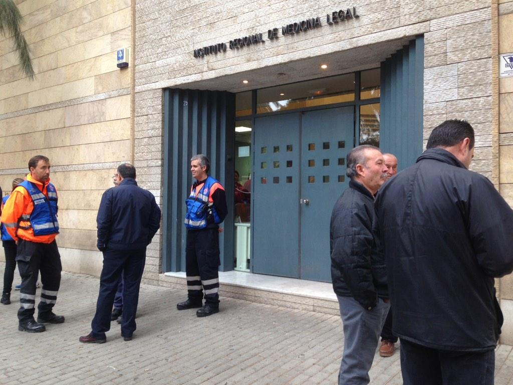 Familiares de los doce fallecidos identifican los cadáveres en este momento. #AccidenteCieza