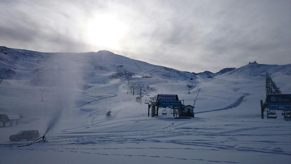 websierranevada's tweet photo. Activamos nieve producida para acompañar la nevada de anoche #monodenieve...a tope http://t.co/9lpOh7adqO