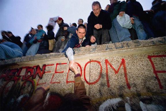 A3Noticias's tweet photo. Berlín celebra 25 años de la caída del muro que separaba las dos Alemanias http://t.co/GgZ9wVyBWq #MuroDeBerlin http://t.co/2zpT9mYoXw