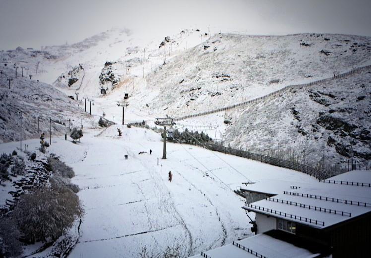 snhoy's tweet photo. “@EoeSierraNevada: Y de nuevo...blanco = ) 
#FelizDomingo desde EoE #SierraNevada http://t.co/C9vEuuNr0E”