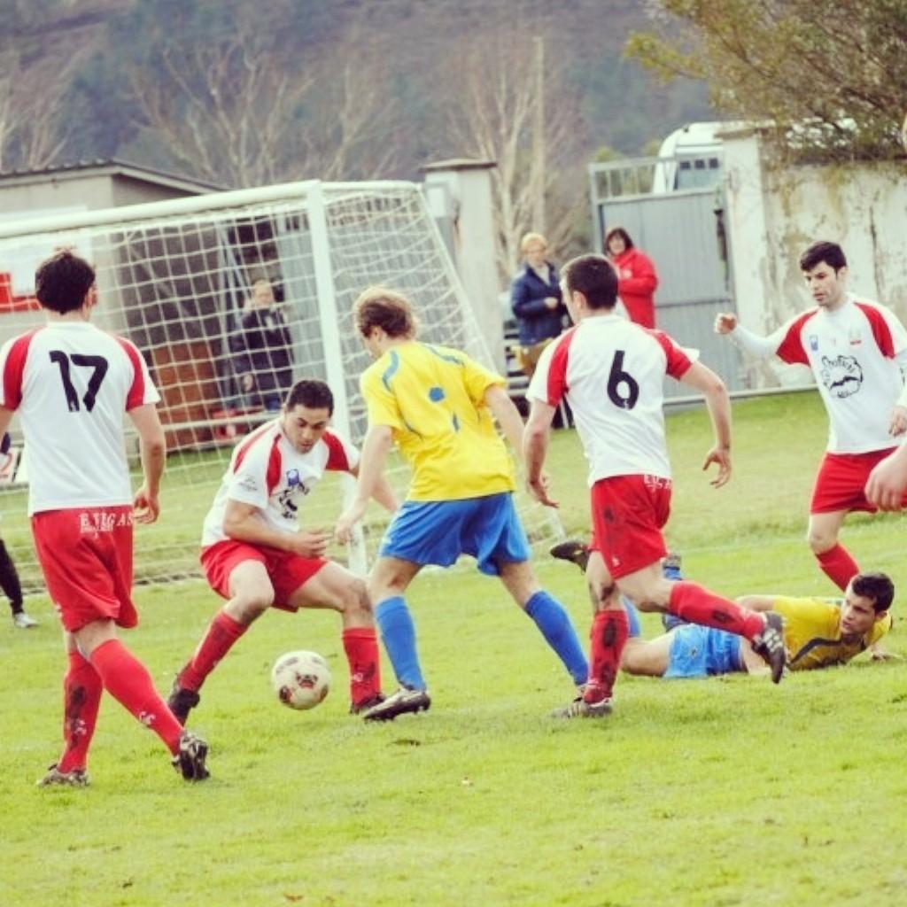 JGrandaa's tweet photo. Que ruede la bolita! Hay que ver lo que me gusta el fútbol y lo poco que le gusto yo a el... #DomingoDeFútbol http://t.co/IU4woJFfSl