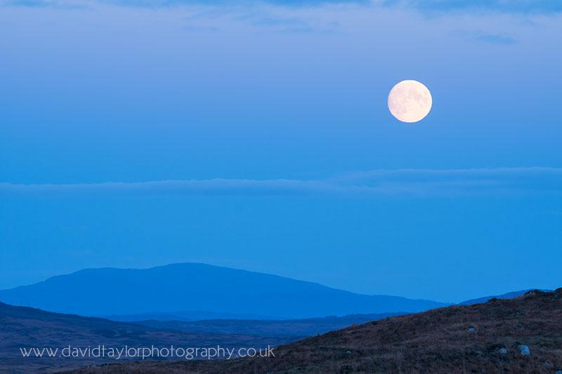 dtphotography's tweet photo. Moonrise over Rannoch Moor in the #Scottish #Highlands http://t.co/b02liwQ5AJ