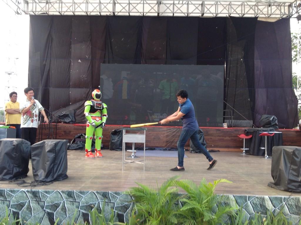 malbekasi's tweet photo. Wah di panggung sedang ada demo eclipse kaca film. Dan blm ada yang berhasil memecahkan kacanya lho! #AUTOFEST2014 http://t.co/E865dkzrOQ