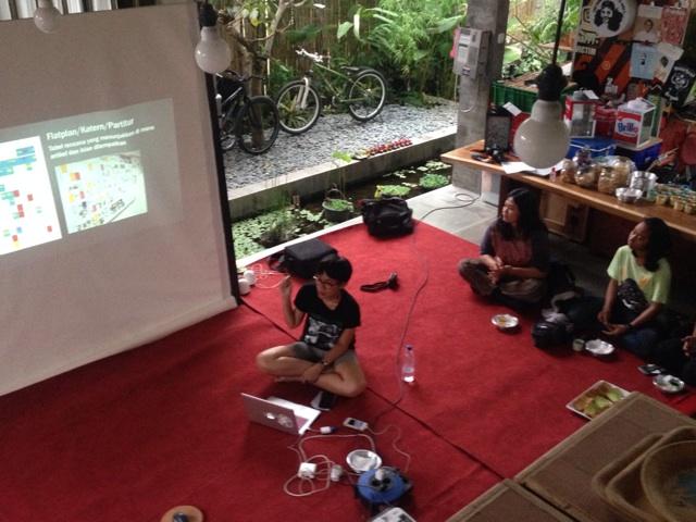 mba Dian Rahma sedang berbagi ilmu dan pengalaman kerja disain editorial di Meguru #2 sore ini