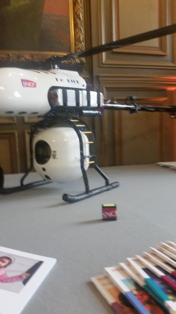 Pmatuchet's tweet photo. #CDR14 drone et beacon @milky_web innovations sncf #happy http://t.co/9SF5eaTE85