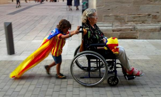 arde_republica's tweet photo. La foto del 9N. Generaciones unidas por el derecho a decidir. Precioso. Felicidades Catalunya! http://t.co/9A5SONpZiH